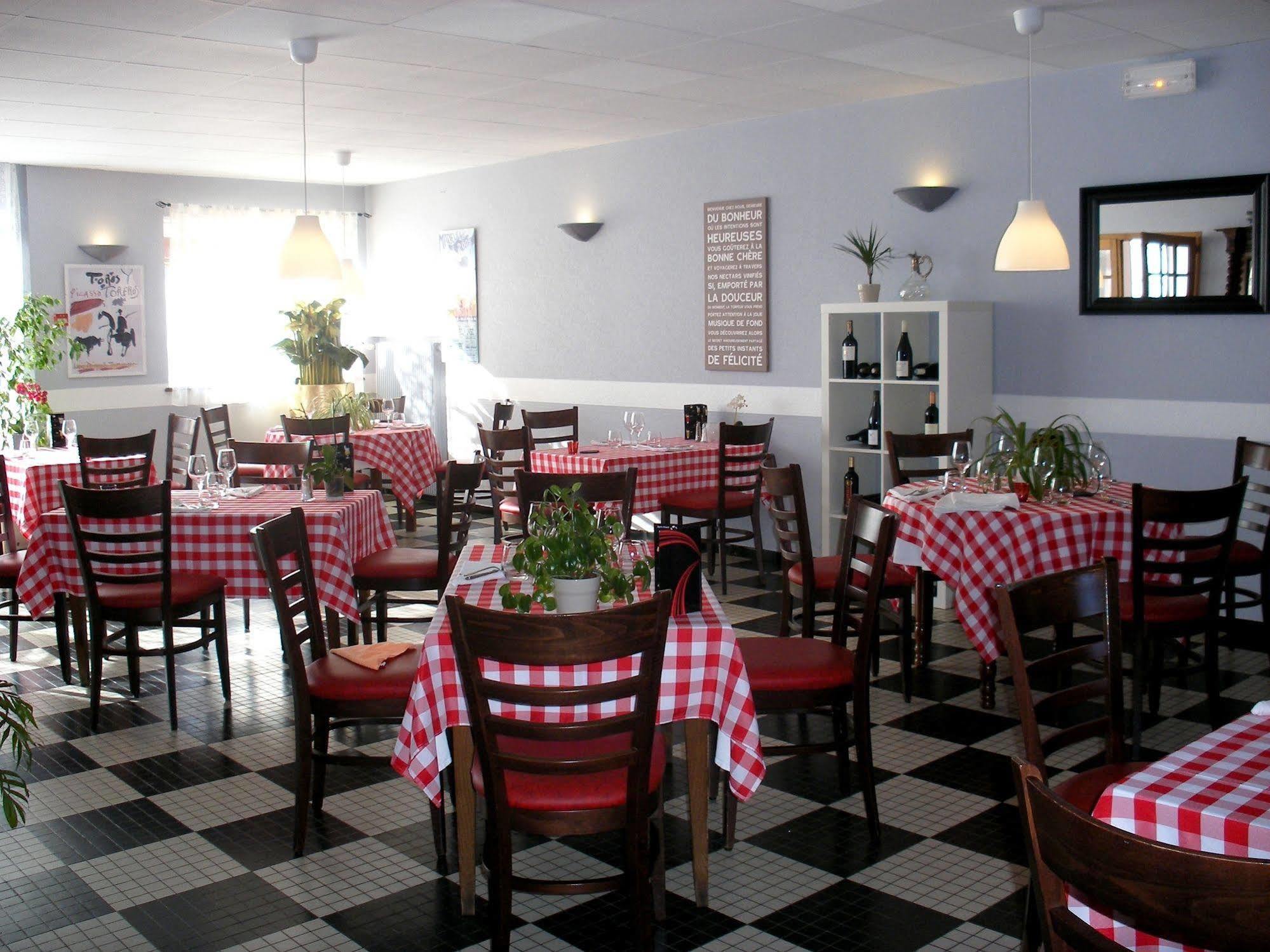 Hotel Restaurant Du Commerce Estang エクステリア 写真